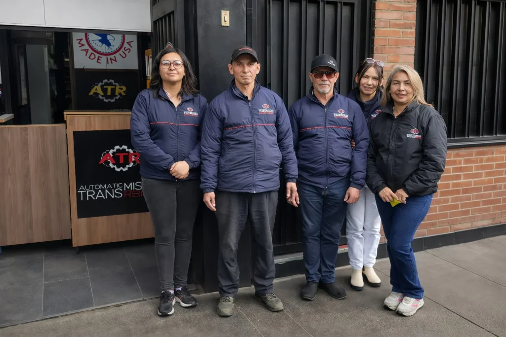 Equipo de trabajo de ATR especializado en transmisiones automáticas en Bogotá